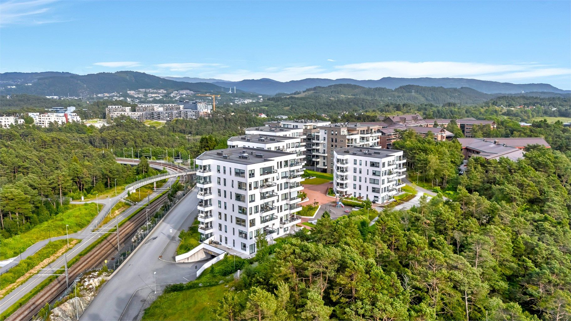 Attraktiv beliggenhet i rolige og fine omgivelser med nærhet til det meste du trenger i hverdagen