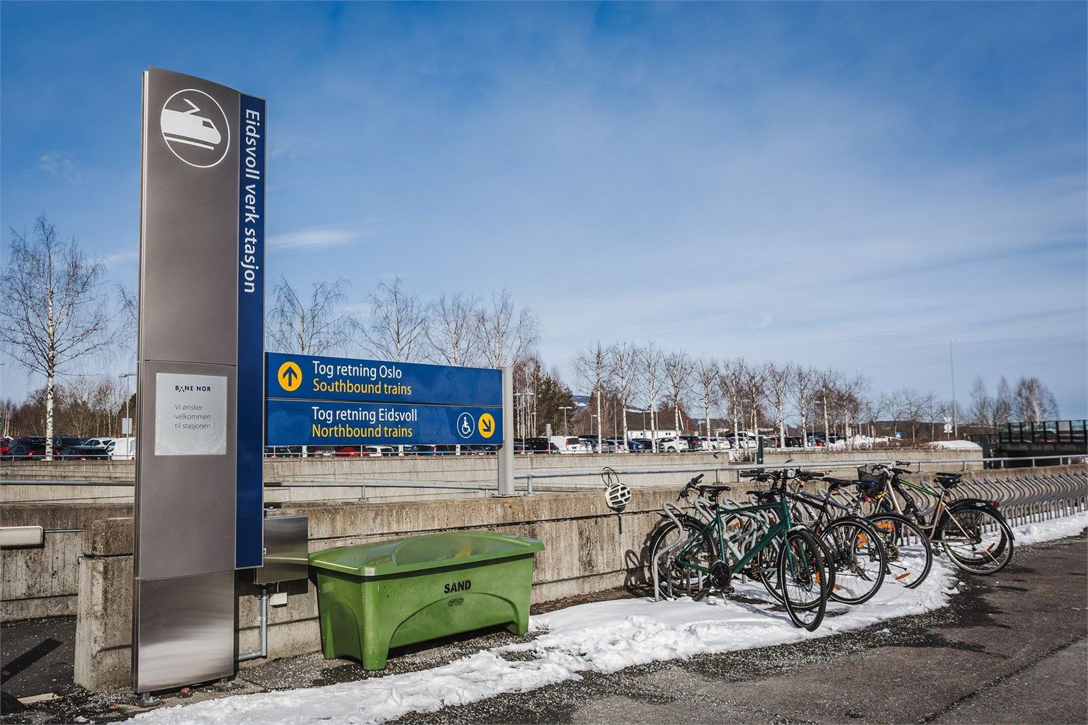 Kort avstand til togstasjon med meget gode kollektivtilbud til Oslo, Lillestrøm, Gardermoen, Eidsvoll m.m. Hyppige avganger. 