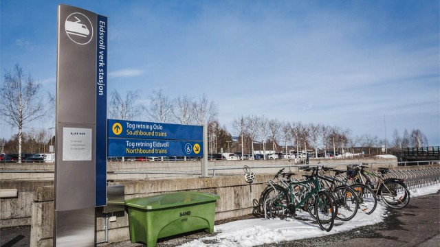 Kort avstand til togstasjon med meget gode kollektivtilbud til Oslo, Lillestrøm, Gardermoen, Eidsvoll m.m. Hyppige avganger.