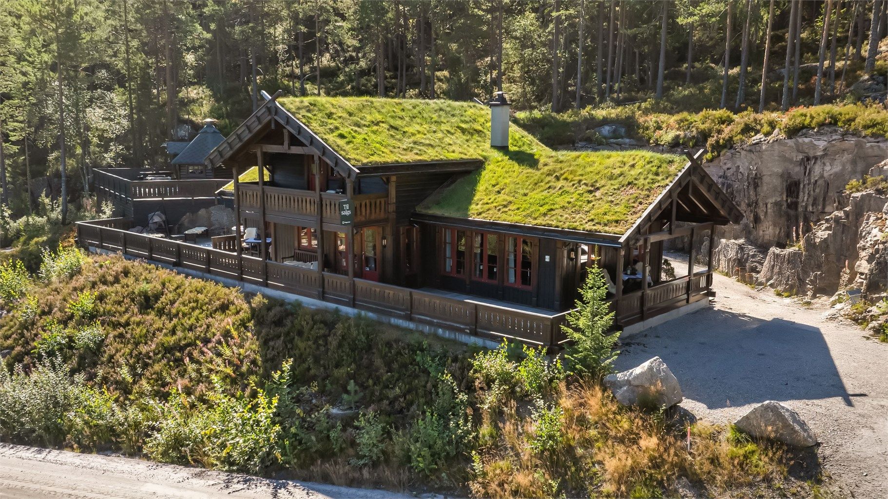 Her kan du sitte meget usjenert på terrassen, balkongen og ved grillhytten.