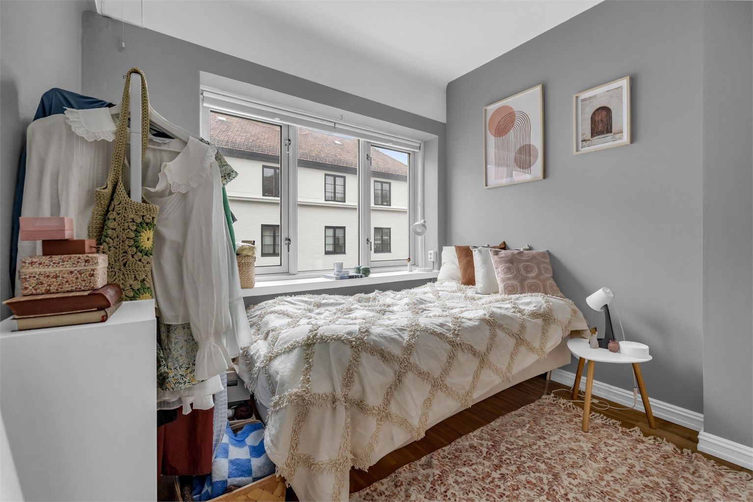 Rommet oppleves møbleringsvennlig og har plass til seng, nattbord og garderobeskap.