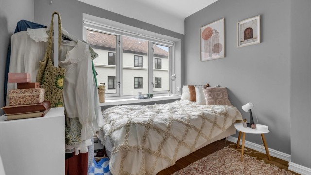 Rommet oppleves møbleringsvennlig og har plass til seng, nattbord og garderobeskap.