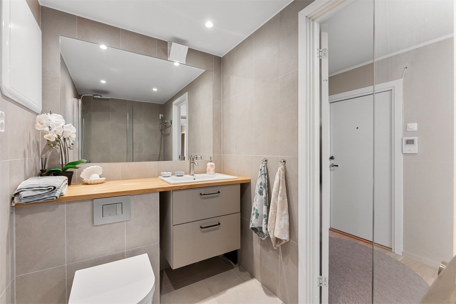 Badet har termostatstyrte varmekabler i gulvet og downlights i himlingen.