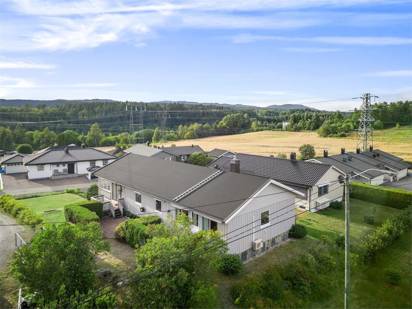 Landlig beliggenhet i et koselig og etablert boligområde. Meget kort vei til Fiskumvannet og Eikern med flotte rekreasjonsmuligheter. 