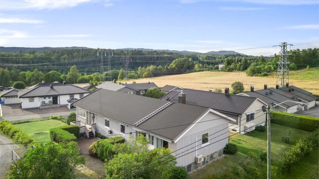 Landlig beliggenhet i et koselig og etablert boligområde. Meget kort vei til Fiskumvannet og Eikern med flotte rekreasjonsmuligheter.