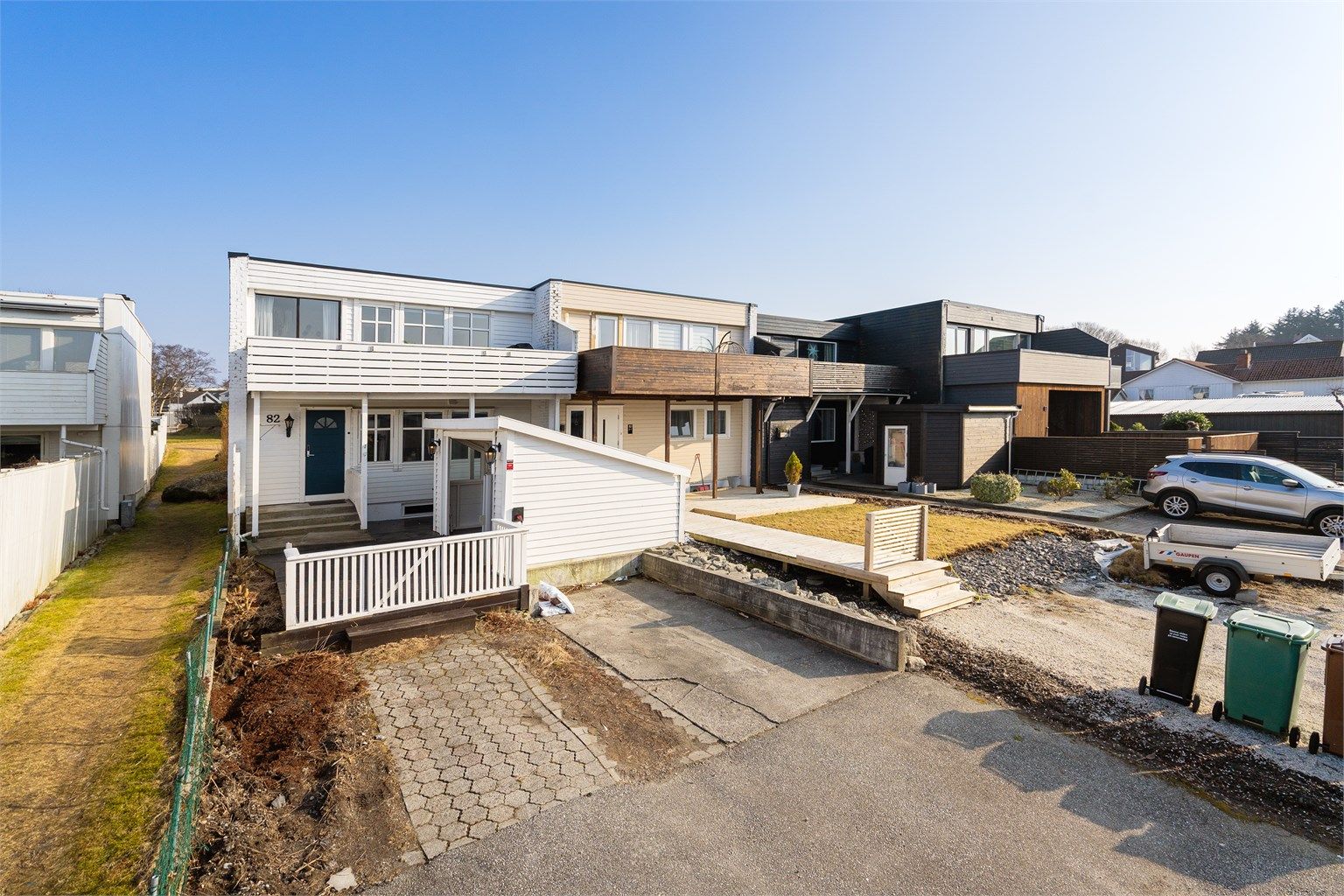 Parkeringsplasser på egen tomt til flere biler. El-bil lader medfølger