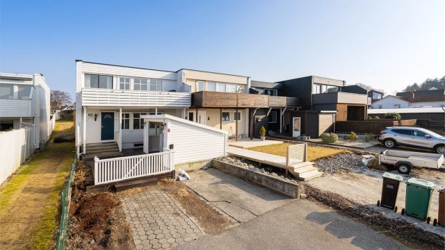 Parkeringsplasser på egen tomt til flere biler. El-bil lader medfølger