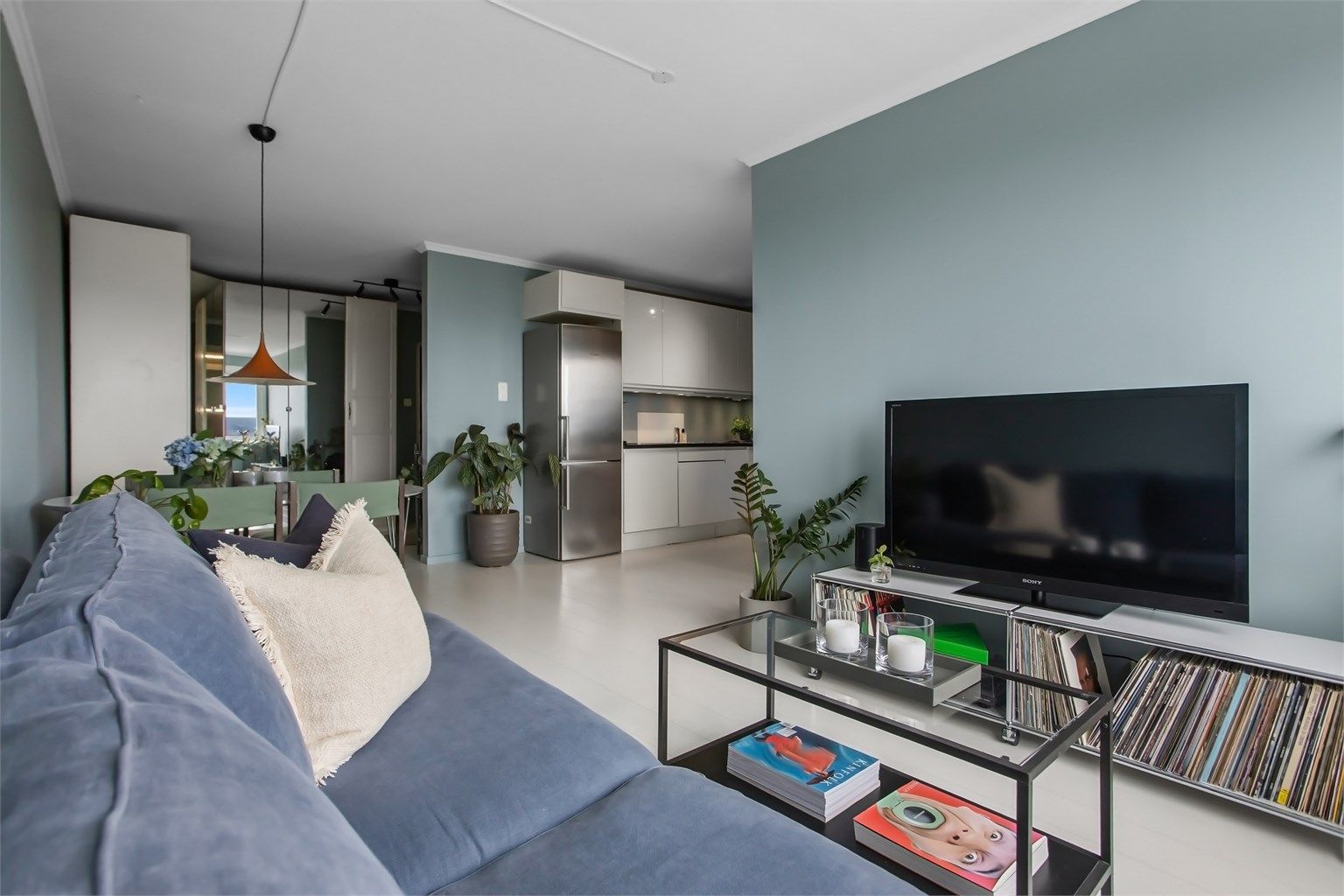 Stuen og kjøkkenet har en dels åpen løsning og sammen utgjør de et stort og smakfullt rom med gode møbleringsmuligheter