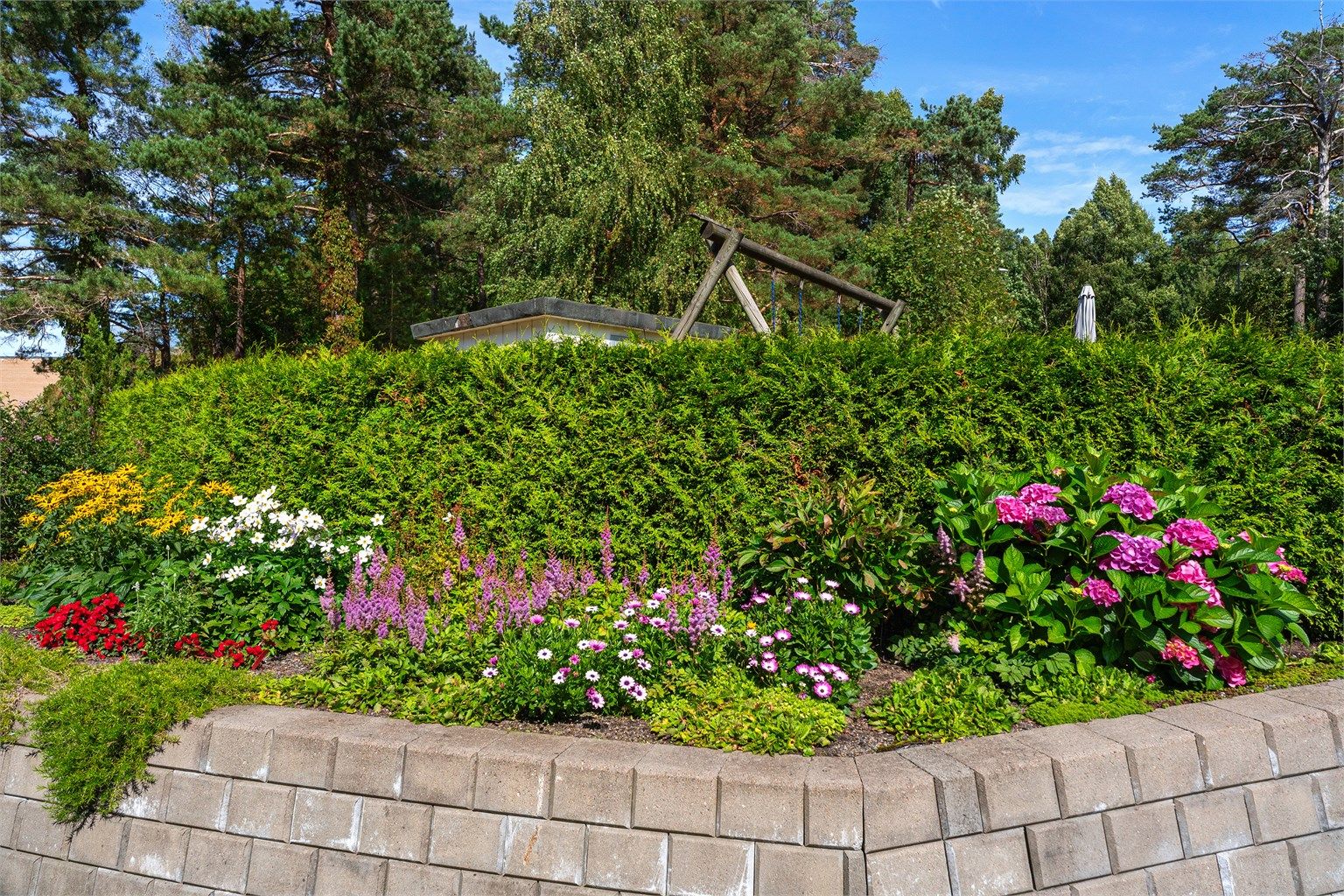 Og nydelig beplantning på tomten. 