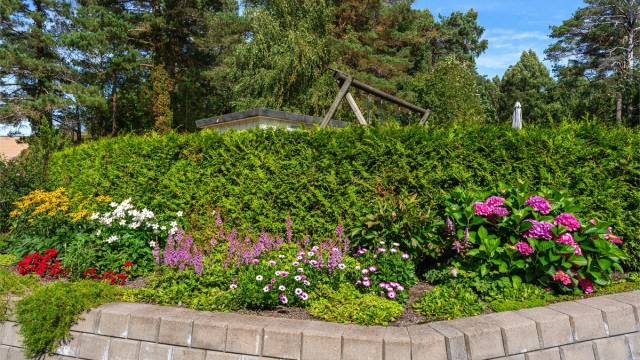 Og nydelig beplantning på tomten.
