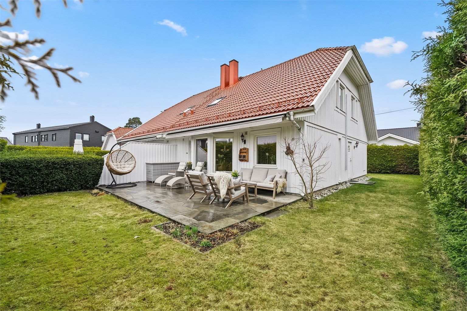 Velkommen til Furumovegen 19! En velholdt og innholdsrik tomannsbolig i et rolig og veletablert boligstrøk på Jessheim.