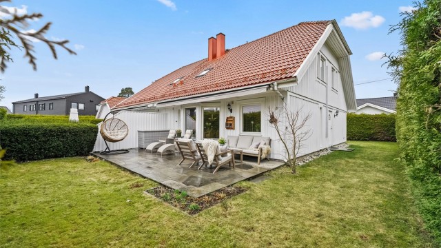 Velkommen til Furumovegen 19! En velholdt og innholdsrik tomannsbolig i et rolig og veletablert boligstrøk på Jessheim.