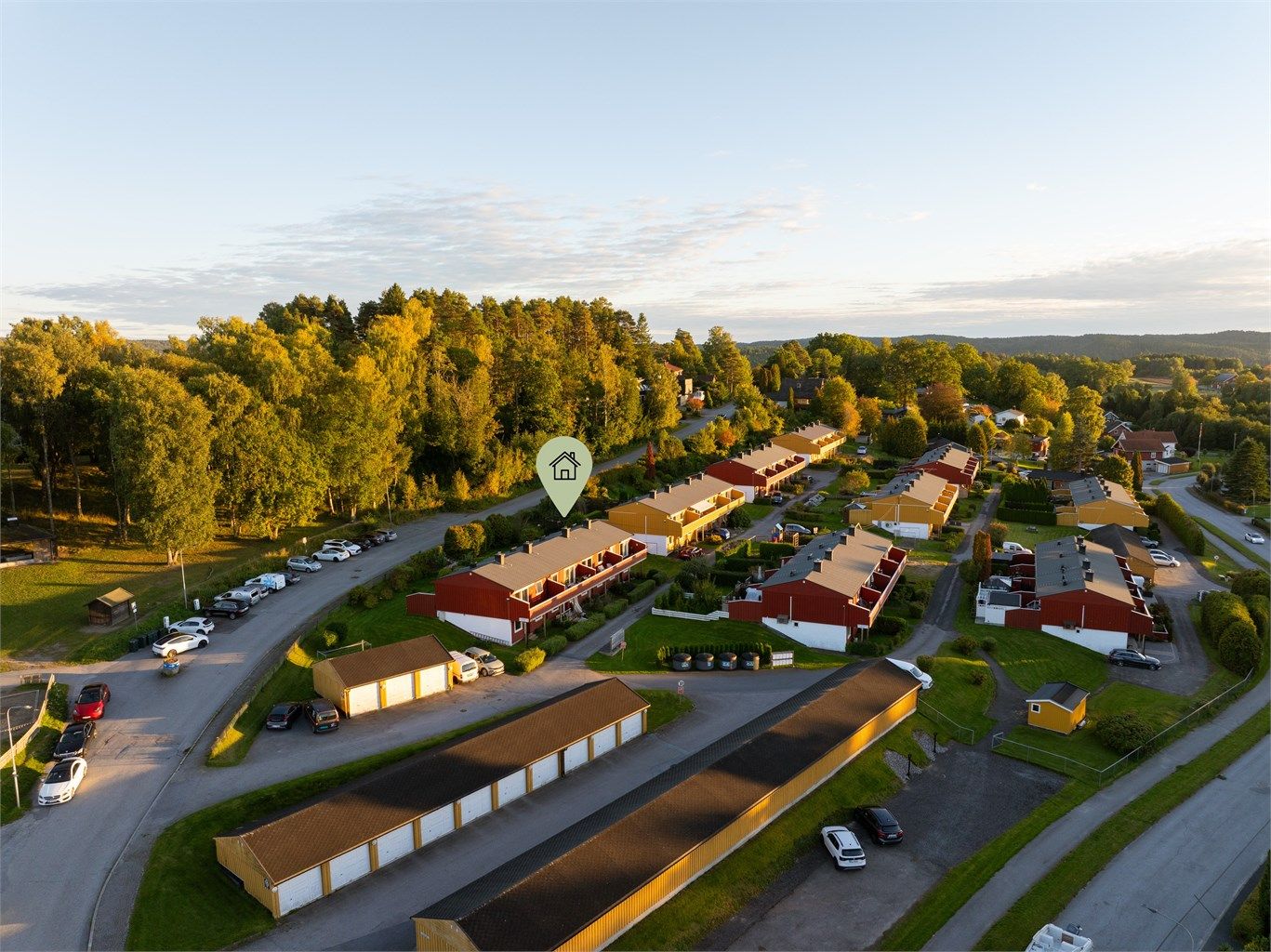 Boligen disponerer garasje i rekke på borettslagets tomt. Borettslaget har også parkeringsplasser og ladestasjoner til felles bruk.