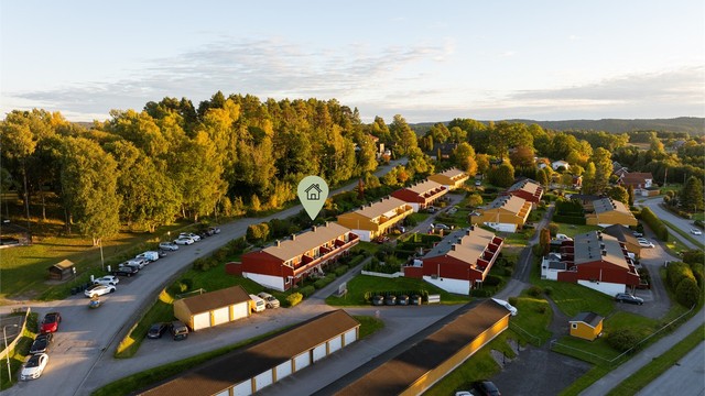 Boligen disponerer garasje i rekke på borettslagets tomt. Borettslaget har også parkeringsplasser og ladestasjoner til felles bruk.