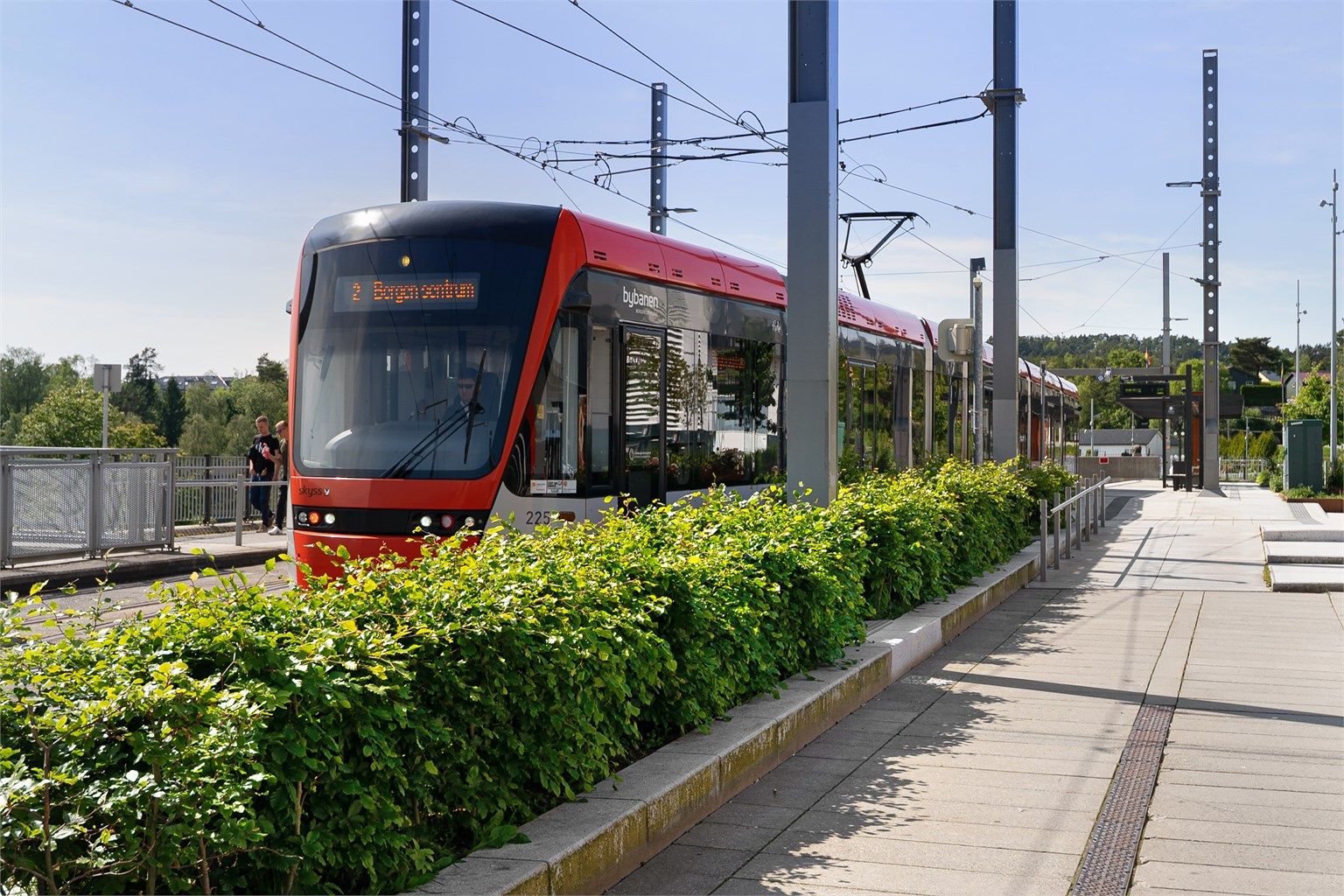 - Bybanen i umiddelbar nærhet som tar deg mot sentrum på få minutter -