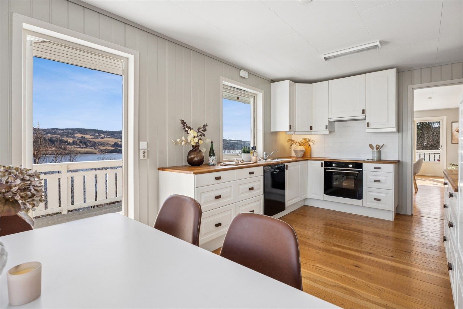 Med plass til en koselig spiseplass og egen utgang til veranda gjør dette kjøkkenet også til et attraktivt oppholdsrom.