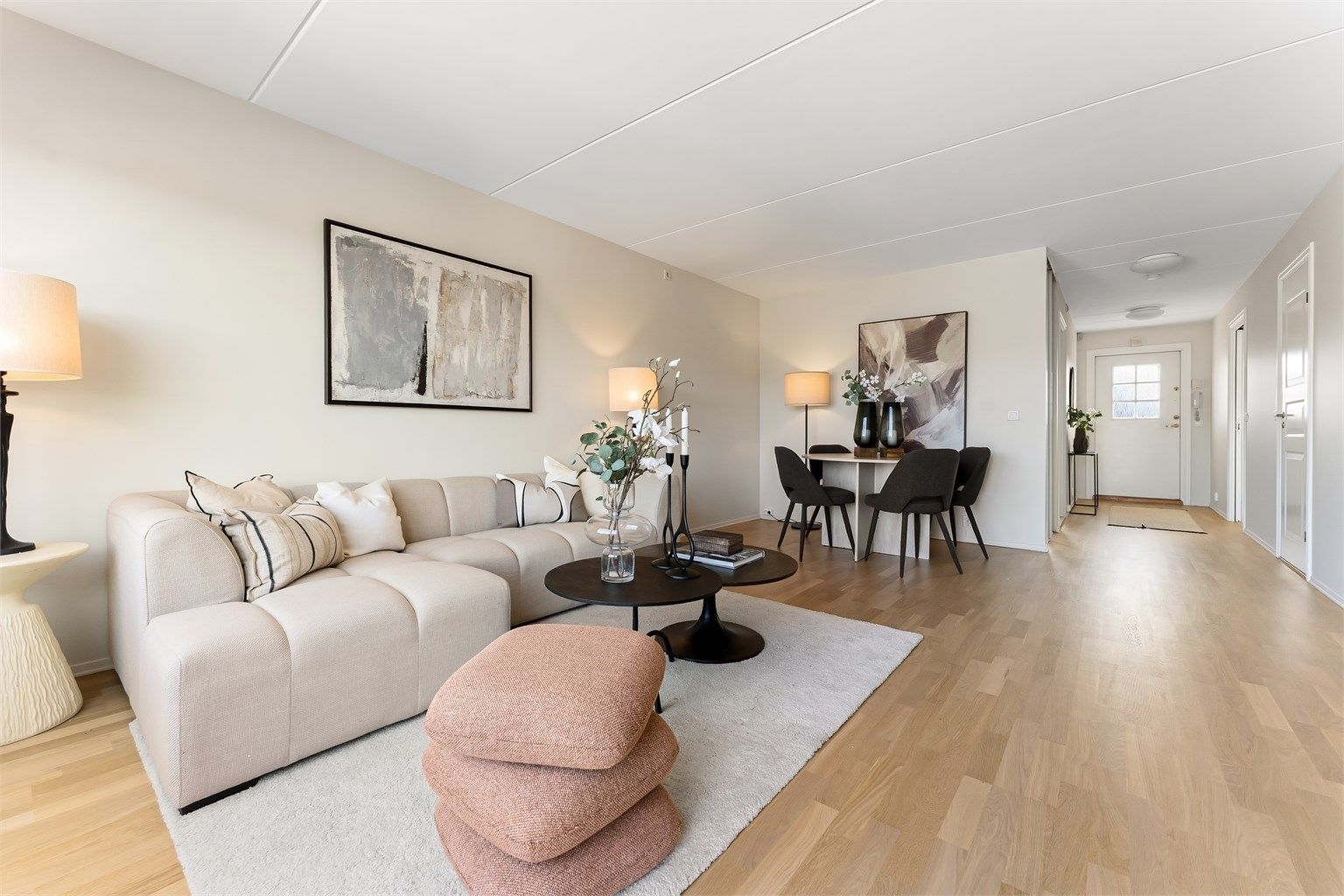 Boligen disponerer parkeringsplass nummer 15 i felles garasjeanlegg. Sameiet har tilrettelagt for installering av lader til el-bil