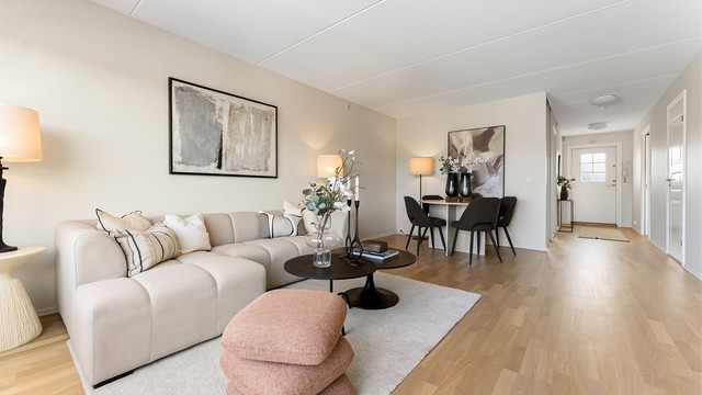 Boligen disponerer parkeringsplass nummer 15 i felles garasjeanlegg. Sameiet har tilrettelagt for installering av lader til el-bil