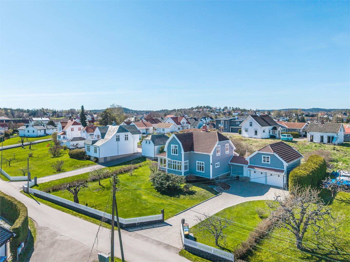 Oversikt over eiendommen og den private veien som fører inn til huset.