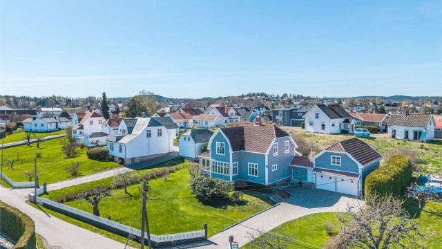 Oversikt over eiendommen og den private veien som fører inn til huset.