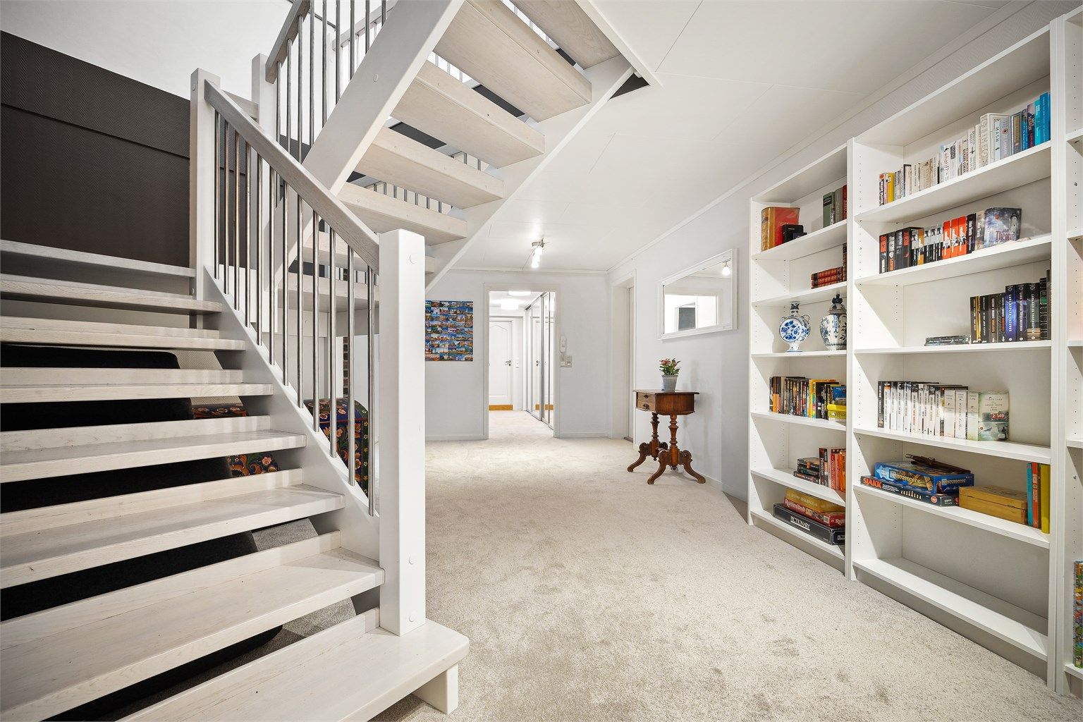 Underetasjen er innholdsrik med 2 soverom, et innredet soverom (ikke godkjent), kjellerstue, bad og boder