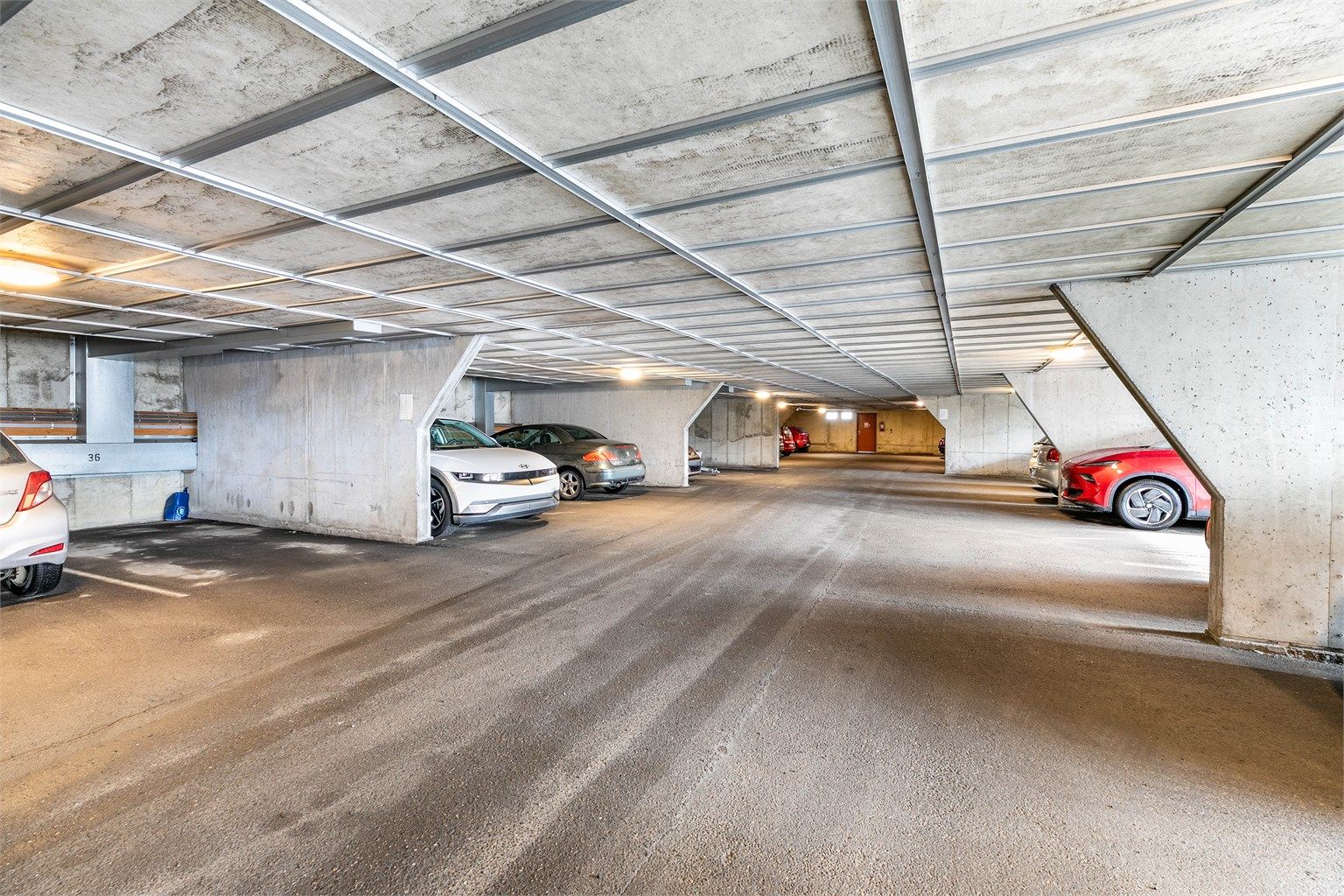 Leiligheten disponerer plass i felles garasjeanlegg, med lader til EL-bil. Hit er det enkel adkomst med heis.