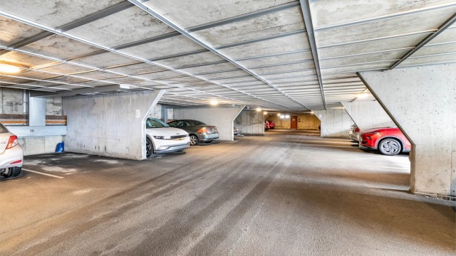 Leiligheten disponerer plass i felles garasjeanlegg, med lader til EL-bil. Hit er det enkel adkomst med heis.