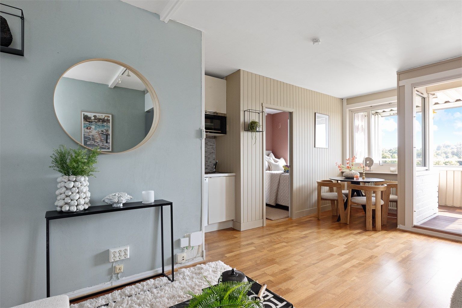 Tiltalende stue med en lys og luftig romfølelse. Det første som møter deg er store vindusflater som gir en god atmosfære og viser den fine og åpne utsikten. 