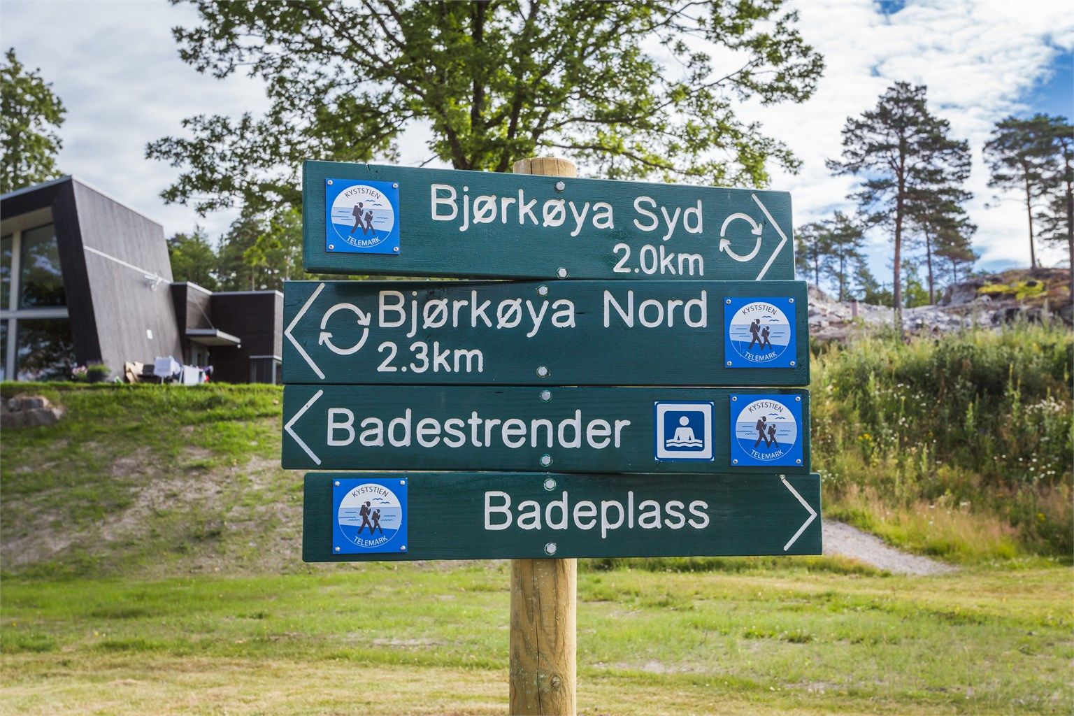 Det er fine turstier med oppmerkede stier på øya
