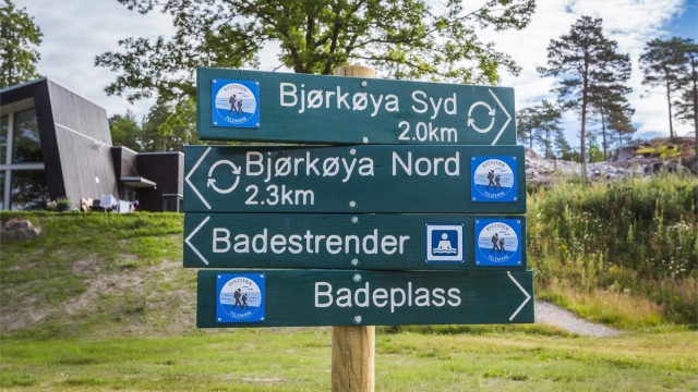 Det er fine turstier med oppmerkede stier på øya