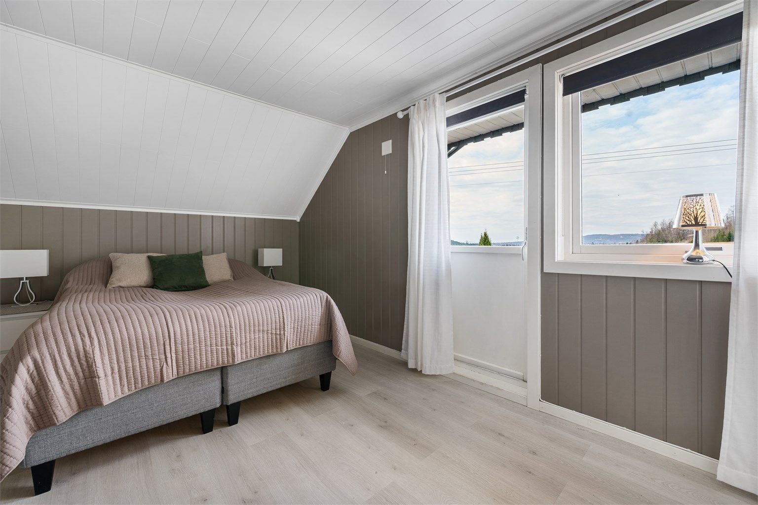 Soverom I. Soverommet har en egen sør-vest vendt balkong.