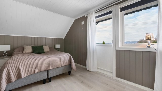 Soverom I. Soverommet har en egen sør-vest vendt balkong.