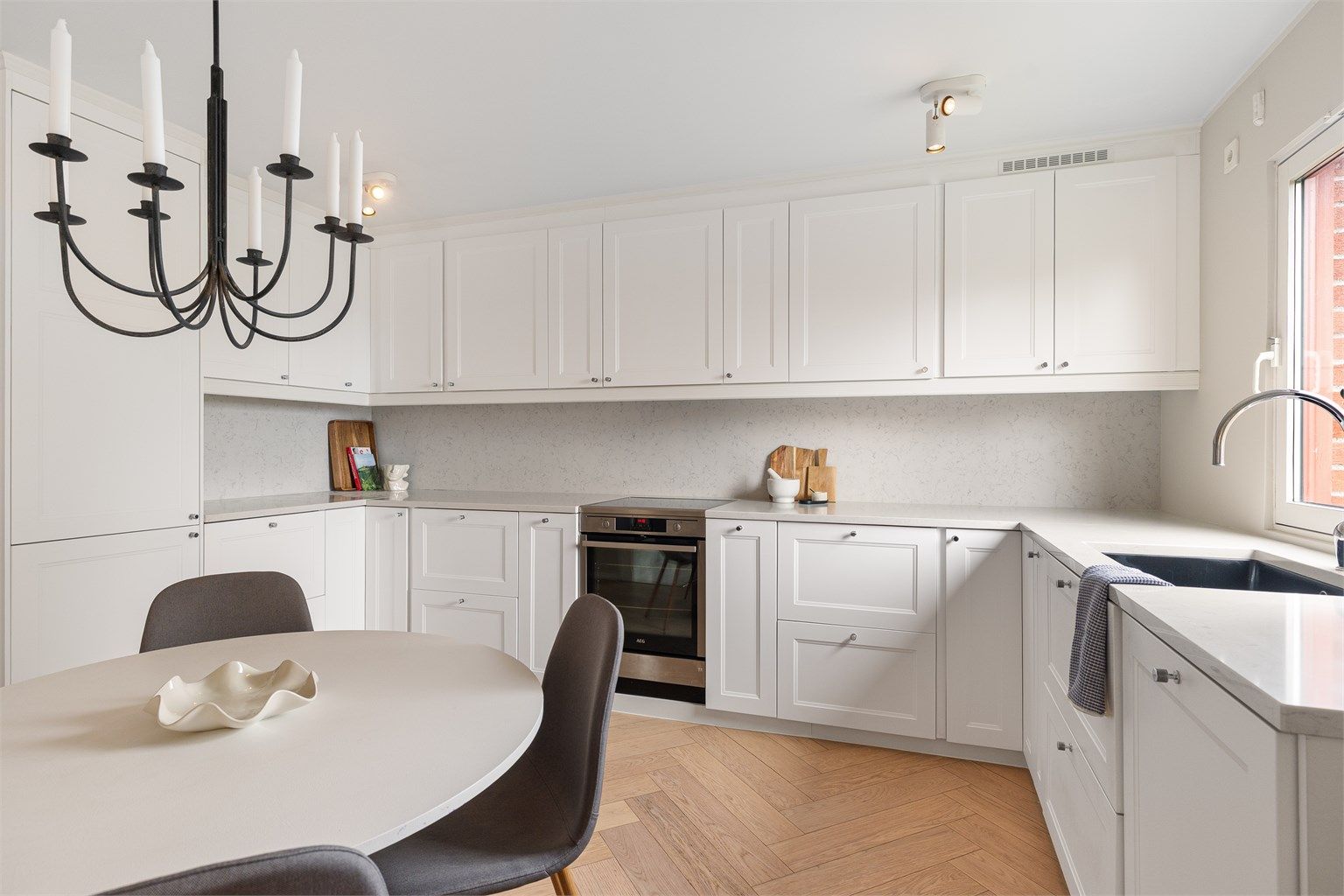 Godt med skap- og benkeplass gjør kjøkkenet både funksjonelt og ryddig.