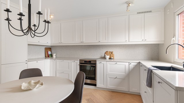 Godt med skap- og benkeplass gjør kjøkkenet både funksjonelt og ryddig.