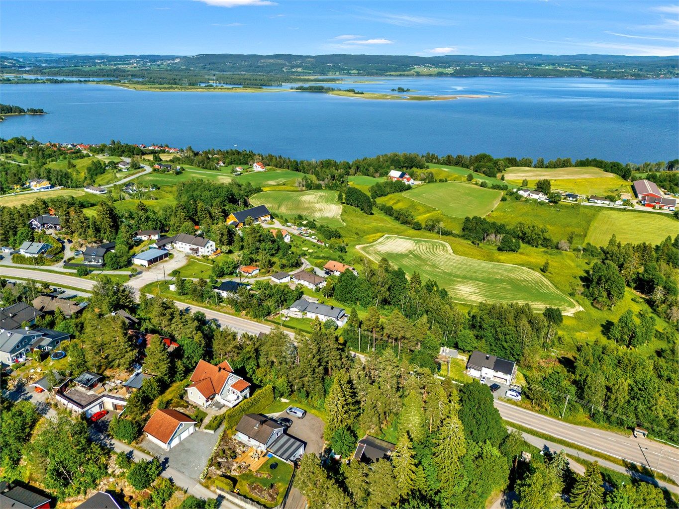 Tomten har flott utsikt til Øyeren