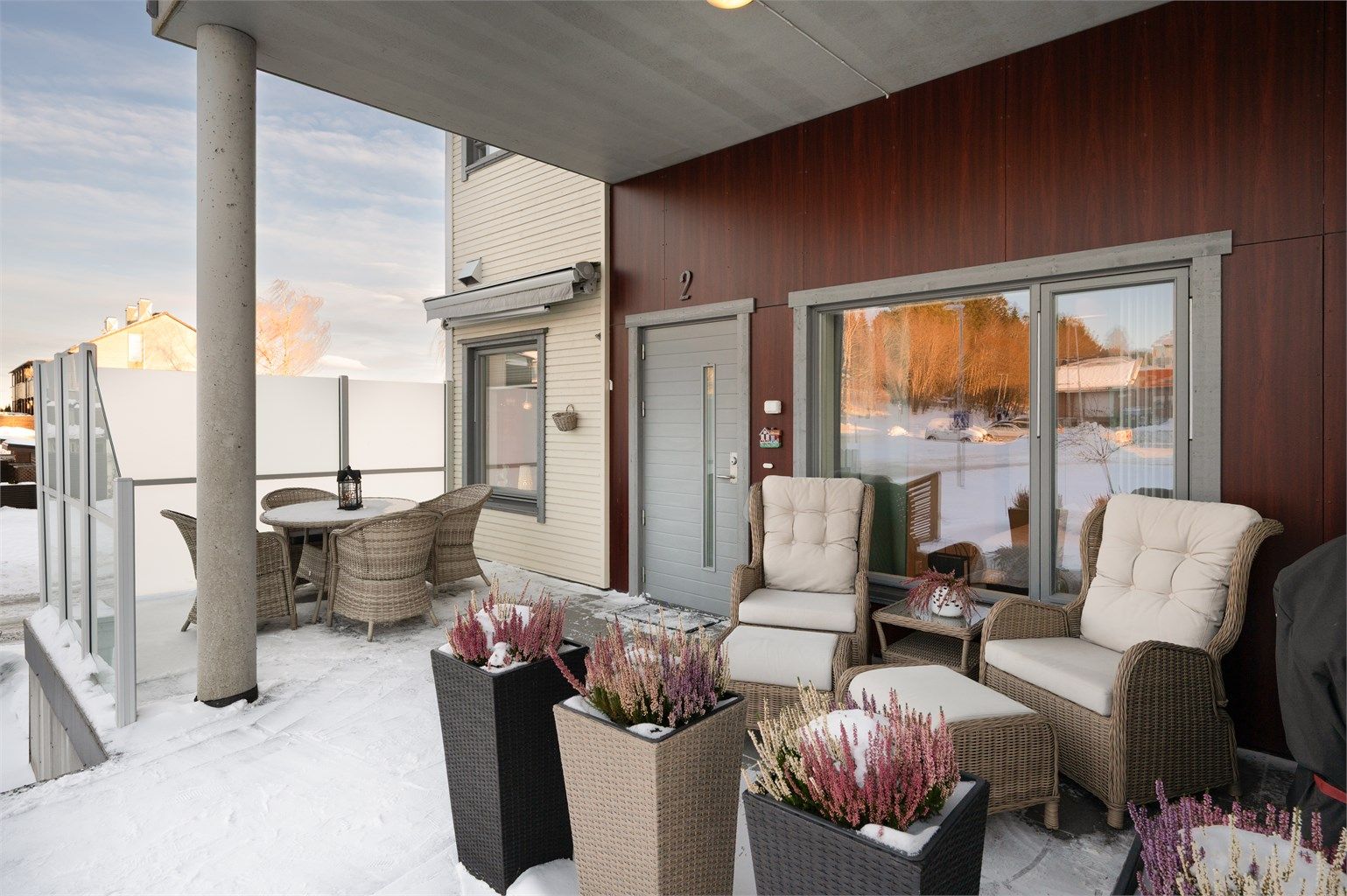 I forbindelse med inngangspartiet finner man en delvis overbygd terrasse på 22 kvm med gode møbleringsmuligheter. 