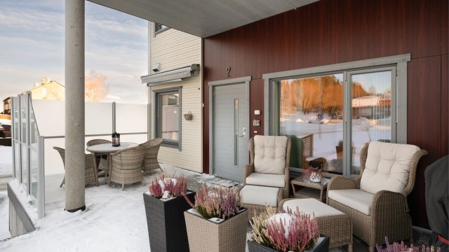 I forbindelse med inngangspartiet finner man en delvis overbygd terrasse på 22 kvm med gode møbleringsmuligheter.