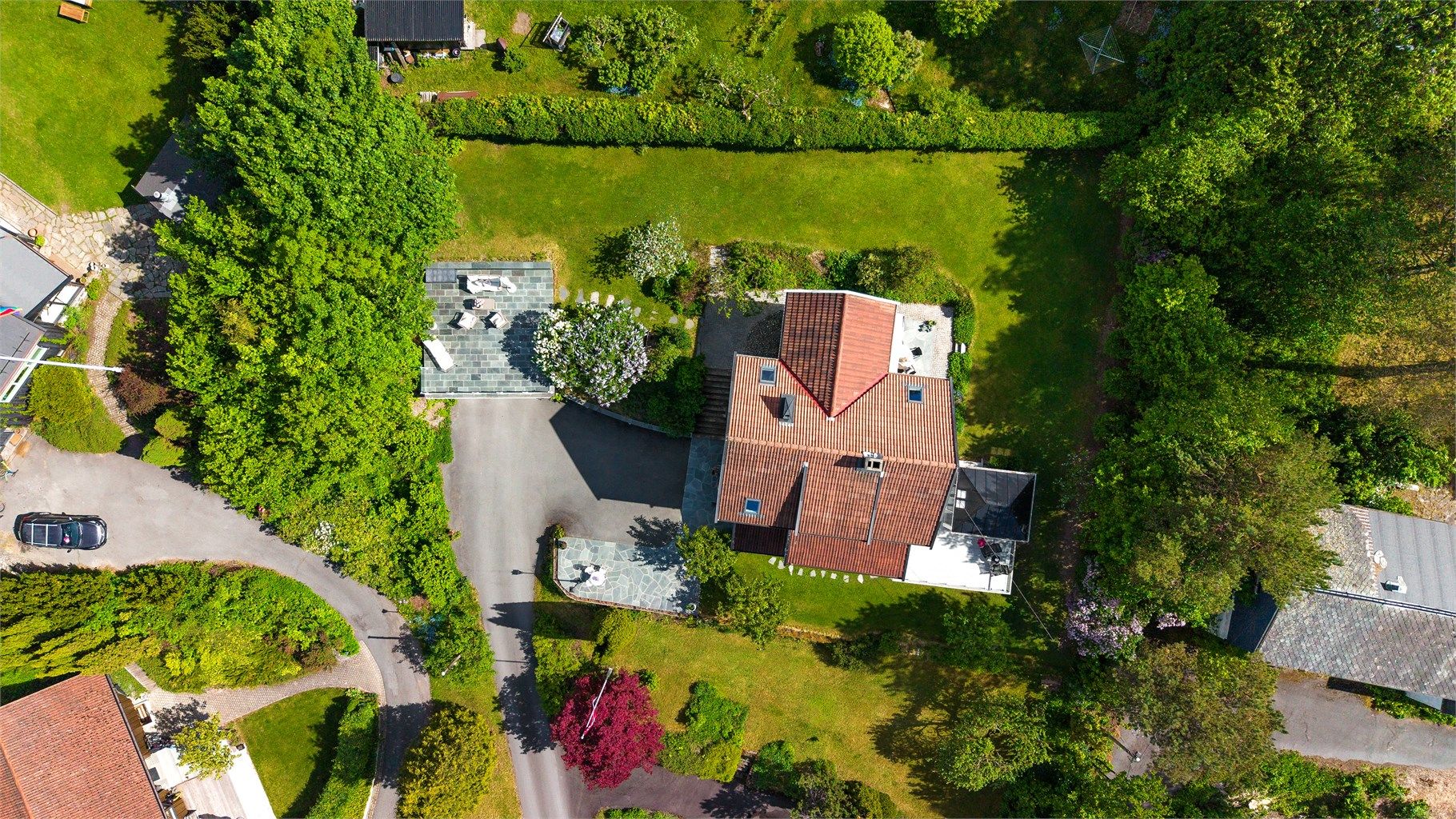Eiertomt på 1.340 kvm. Tomt er opparbeidet med blant annet asfalterte veier, biloppstillingsplass, plenarealer og andre forskjellige beplantninger. Adkomst til boligen skjer via bakkeplan.