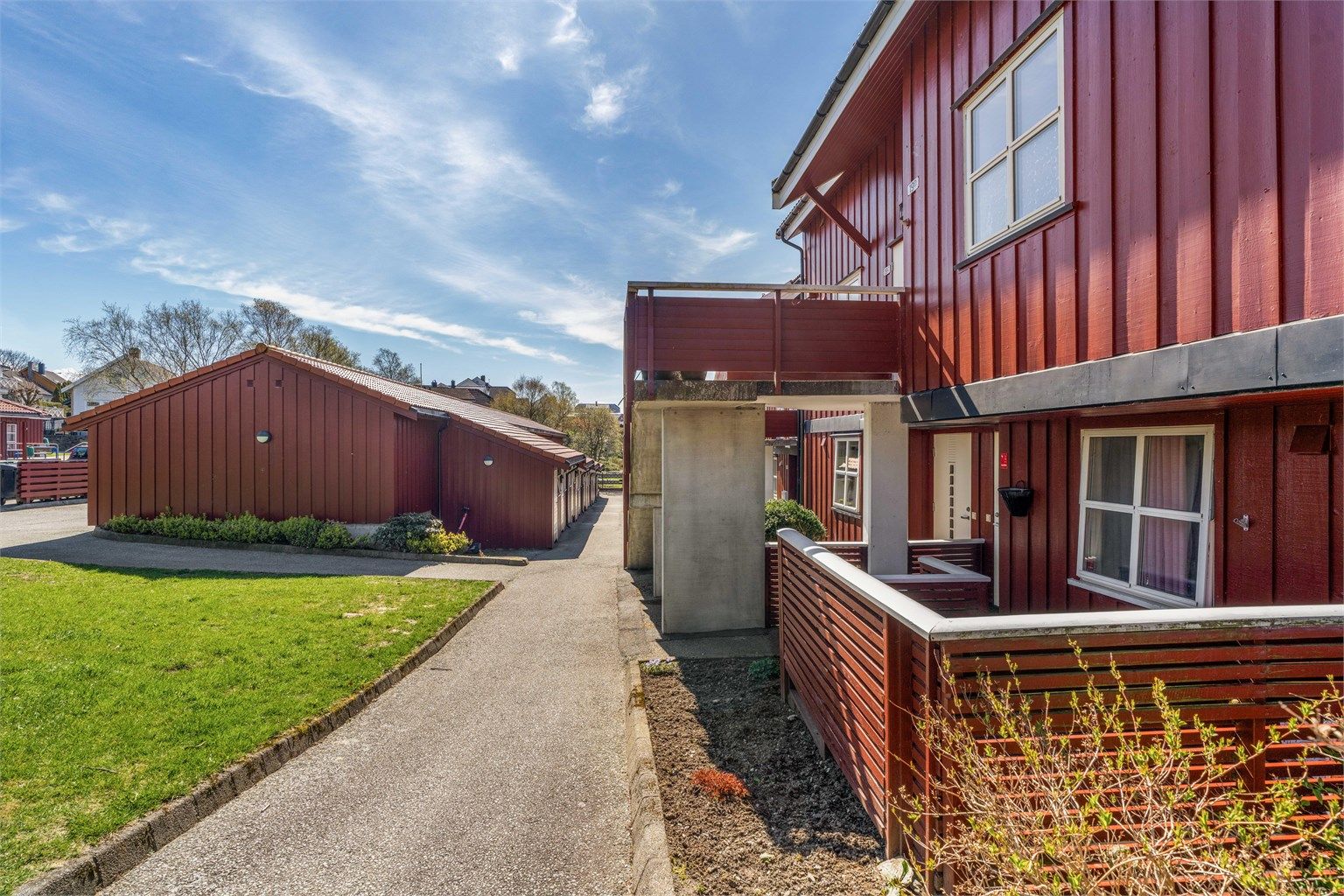 Velholdte fellesarealer med asfalterte gangveier.