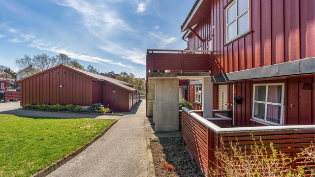 Velholdte fellesarealer med asfalterte gangveier.