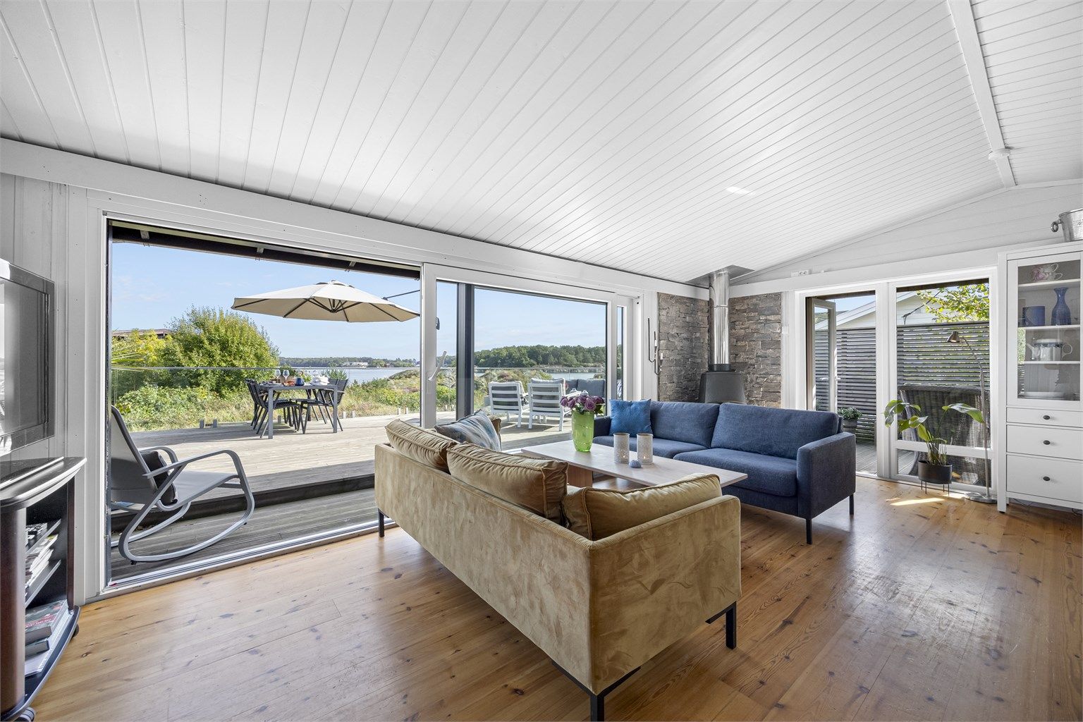 Stue med god plass til flere gjester, stor skyvedør til uteplassen.