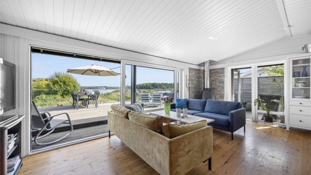 Stue med god plass til flere gjester, stor skyvedør til uteplassen.