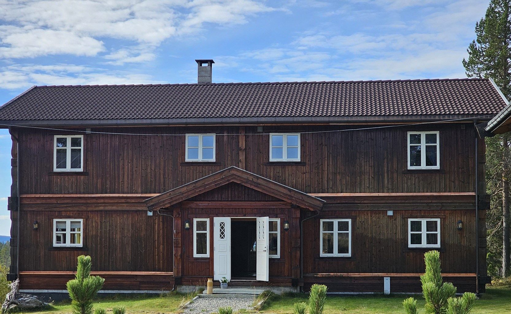 Selger har beiset hele hovedhuset i sommer som gir et lekkert preg over eiendommen. 