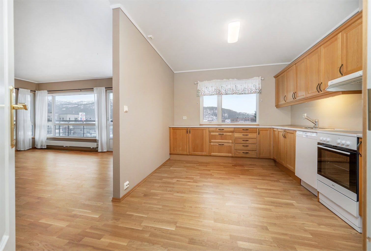 Fra kjøkkenet er det god oversikt over stuen, noe som bidrar til en åpen romfølelse.