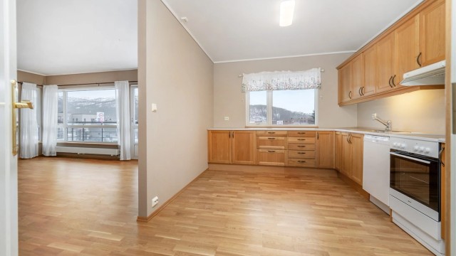 Fra kjøkkenet er det god oversikt over stuen, noe som bidrar til en åpen romfølelse.