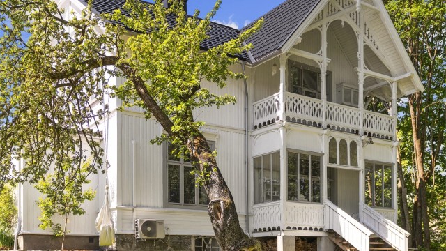 Eiendommen har et tydelig historisk preg i flott Sveitserstil. Eldre hoveddel er etter opplysninger oppført omkring 1890. Foto: A7 media