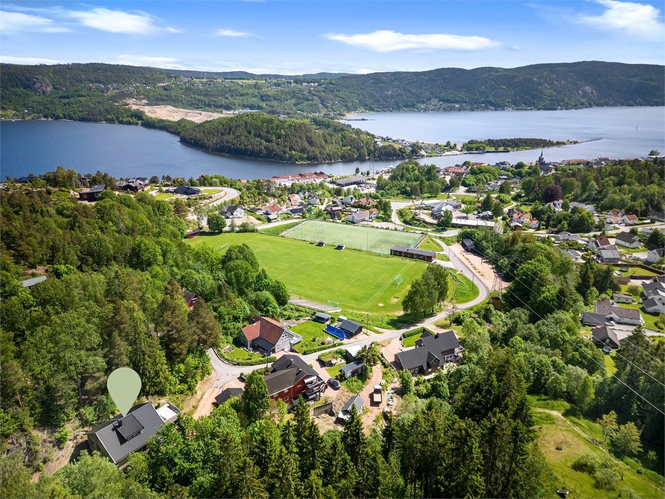 Kort vei til Svelvik sentrum med det meste av butikker, vinmonopol, apotek og servicetilbud.