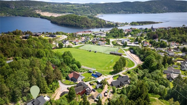 Kort vei til Svelvik sentrum med det meste av butikker, vinmonopol, apotek og servicetilbud.