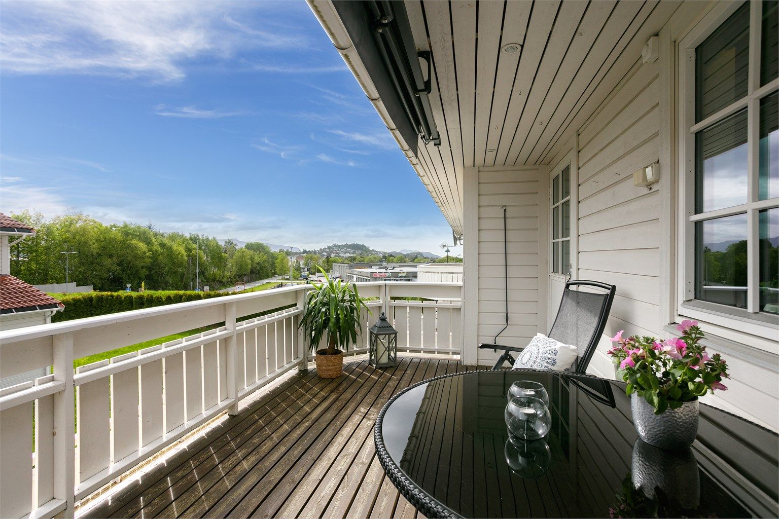 Sydvendt terrasse på 12 kvm som dels er overbygd. Det er markise over deler av terrassen