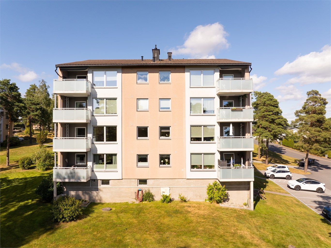 Leiligheten ligger i en velholdt bygning, skjermet til i et rolig og etablert boligområde.